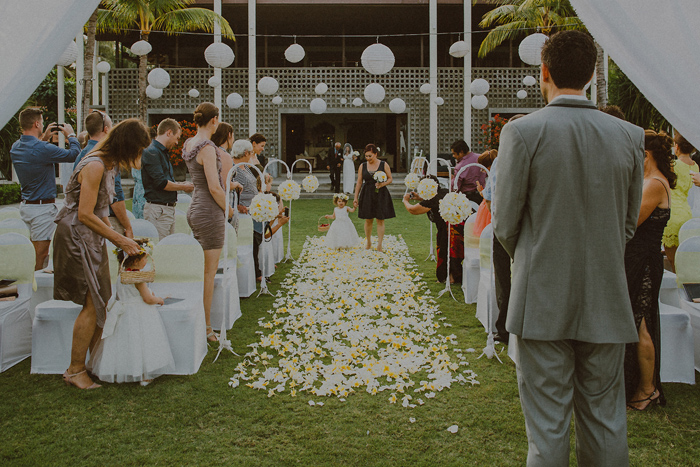 Pandeheryana_baliweddingphotography-baliwedding-photographersinbali-weddingatJeevaSaba-lombokweddingphoto-lembonganweddingphoto-nusapenida-bestweddingphotographers_41